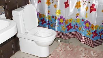 Ducha, artículos de higiene personal gratuitos y toallas