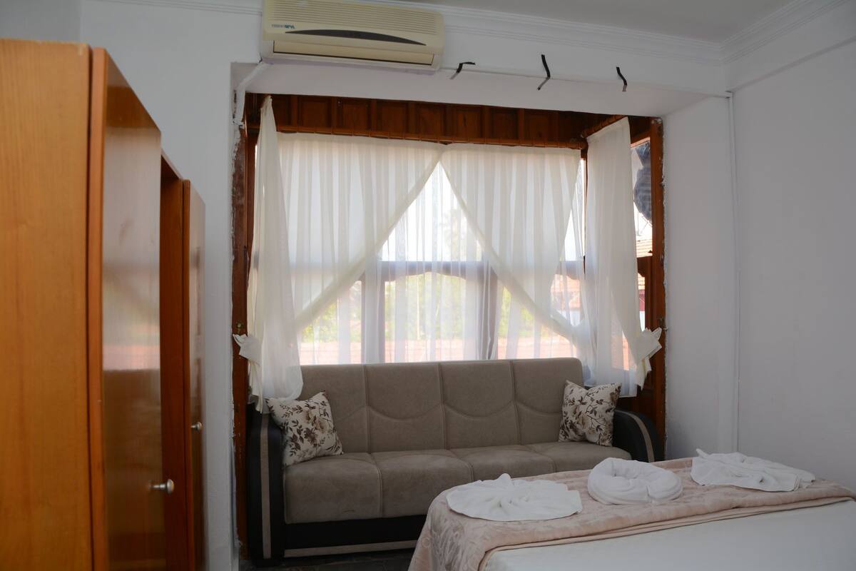 Standard Double Room | WiFi, bed sheets