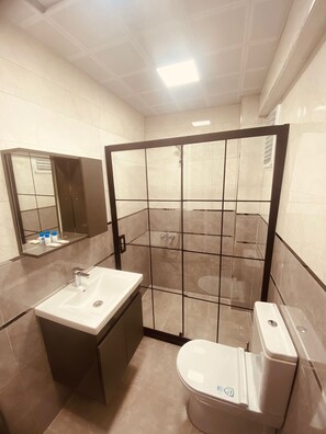 Shower, free toiletries, hair dryer, slippers - Malkoç Hotel (Istanbul)