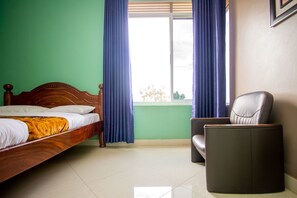 办公桌、免费 WiFi