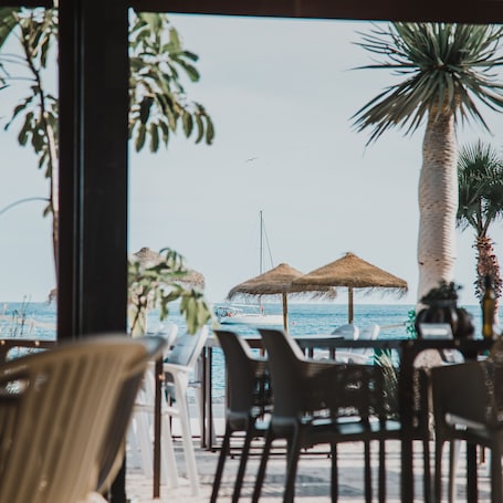 2 restaurantes; se sirve desayuno, almuerzo y cena; cocina italiana. H. Boutique Peña Parda