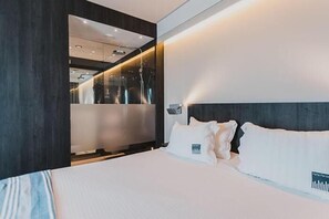 高級寢具、羽絨被、迷你吧、客房內保險箱
