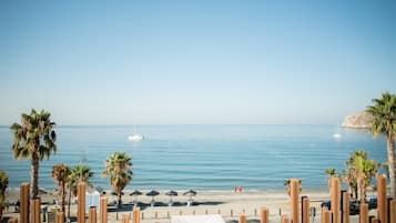 En la playa, camastros, sombrillas y toallas de playa