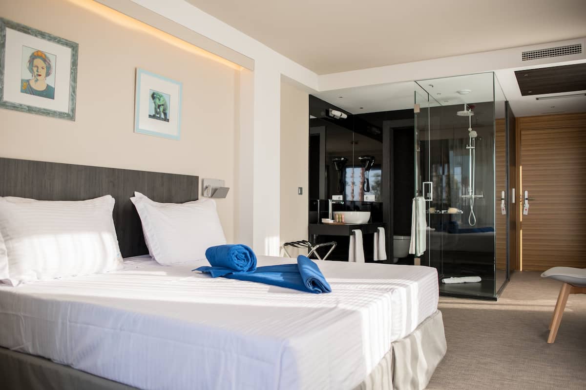 Ropa de cama de alta calidad, cubrecamas y minibar
