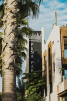 Un edificio con un letrero que dice 'A. Boutique PENA PAR'.