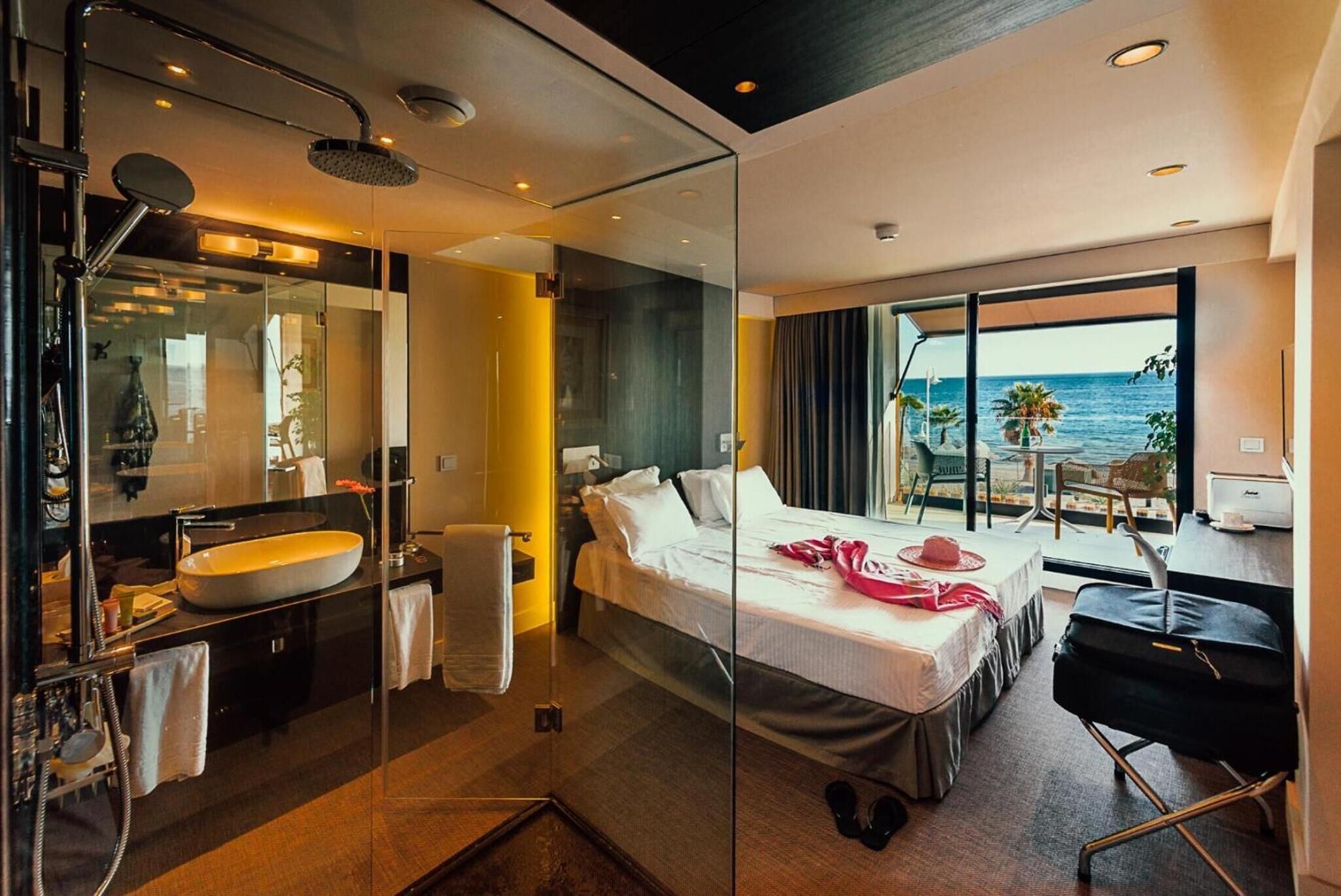 高級寝具、羽毛の掛け布団、ミニバー、セーフティボックス (室内)