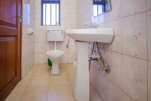 Dusch, gratis toalettartiklar och handdukar