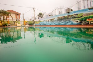 Una piscina al aire libre