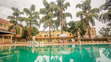 Kolam renang terbuka