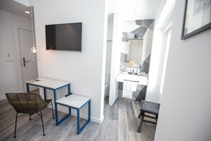 Standaard kamer | Een kluis op de kamer, een bureau, verduisterende gordijnen