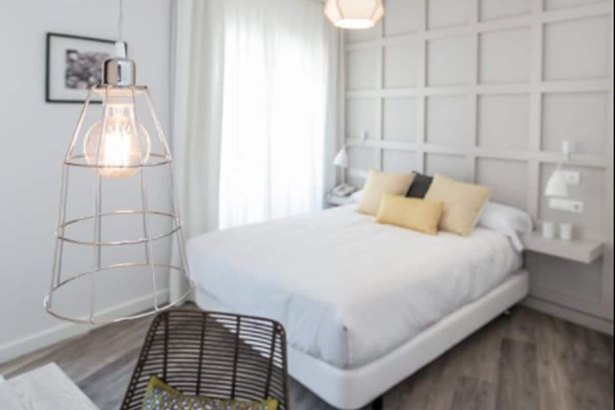 Standard-Doppelzimmer (1 double bed or 2 single beds) | 1 Schlafzimmer, Zimmersafe, Schreibtisch, Verdunkelungsvorhänge
