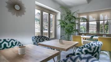 Dagelijks continentaal ontbijt (EUR 11 per persoon)