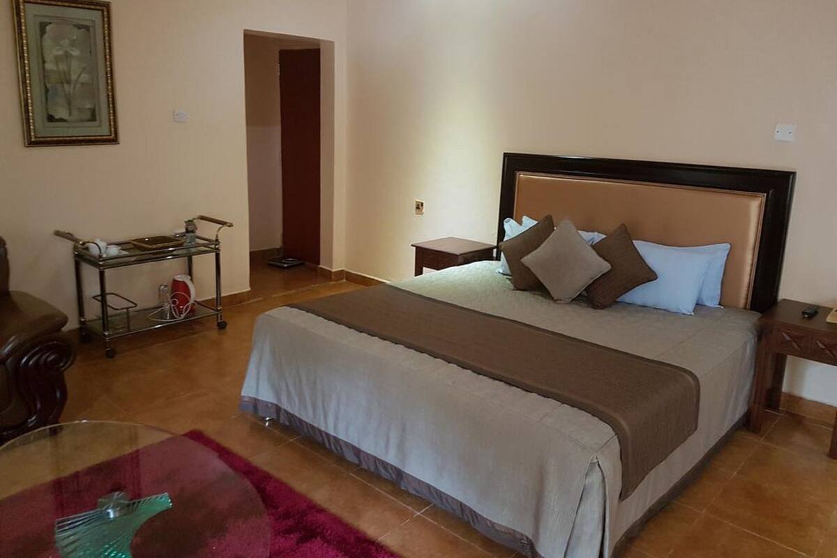 Desk, soundproofing, free WiFi, bed sheets