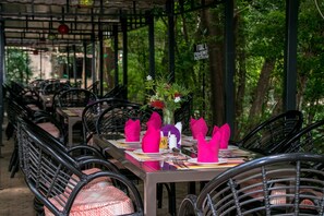 S'hi serveixen esmorzars, dinars, sopars i plats de cuina local