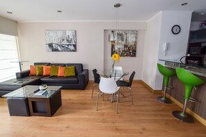 Luxury Apartment 1312, 1 Bedroom, Balcony, Pool View | Coin séjour