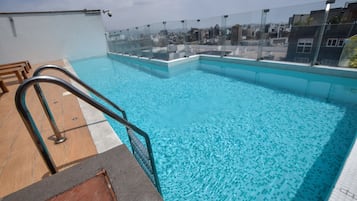 2 outdoor pools