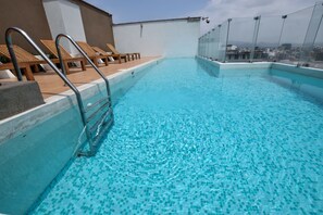2 outdoor pools