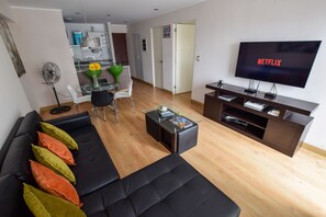 Luxury Apartment 1312, 1 Bedroom, Balcony, Pool View | Coin séjour