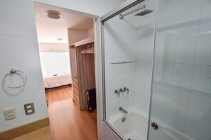 Badkar/dusch, lyxtoalettartiklar, hårtork och handdukar