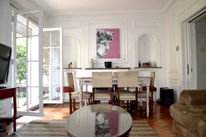 Grand House | Living room | 32-inch flat-screen TV with cable channels, TV