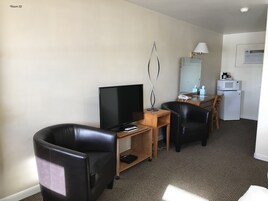 Double Room | Desk, iron/ironing board, free WiFi, bed sheets