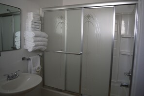 Double Room | Bathroom | Combined shower/bathtub, free toiletries, towels - Sage Motel (Newcastle)