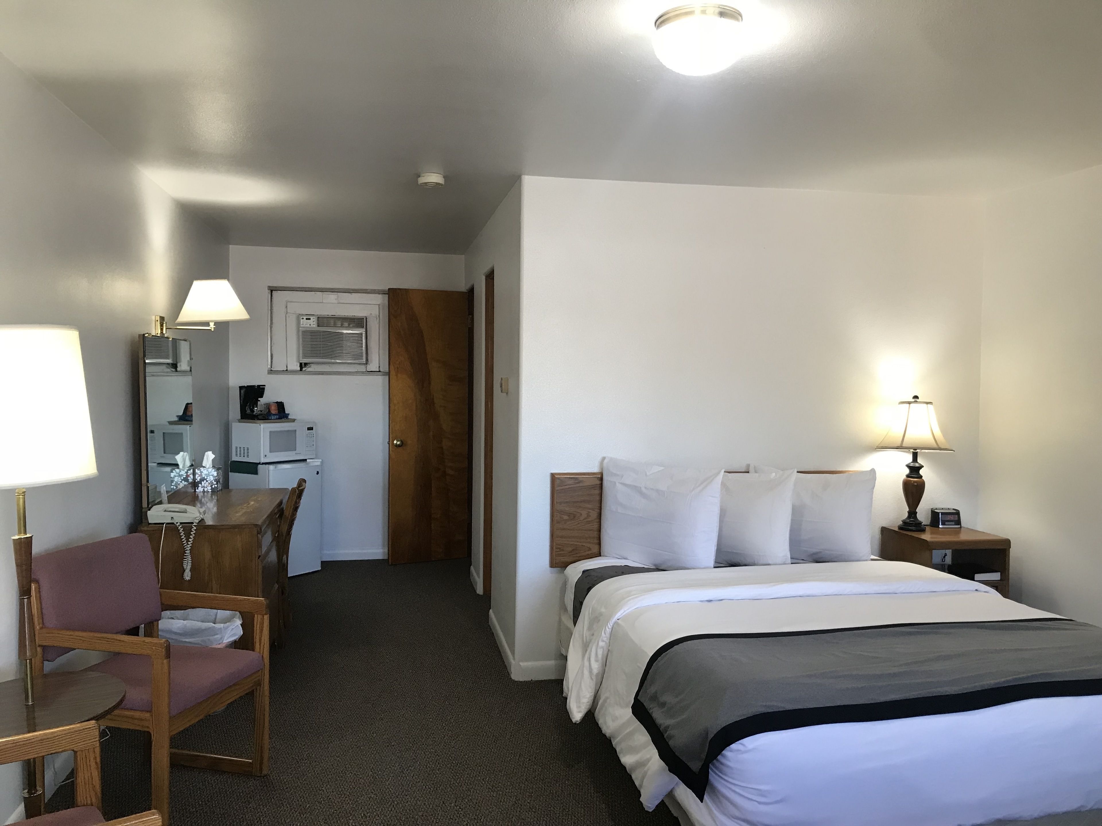 Bureau, fer et planche à repasser, Wi-Fi gratuit, draps fournis