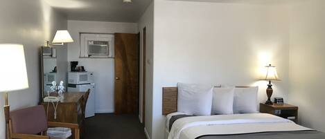 Standaard kamer, 1 kingsize bed | Een bureau, een strijkplank/strijkijzer, gratis wifi, beddengoed