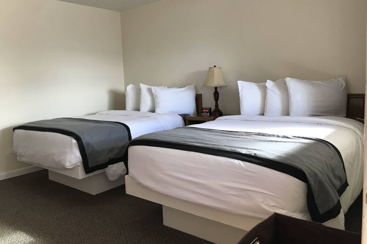 Double Room | Desk, iron/ironing board, WiFi (free), bed sheets