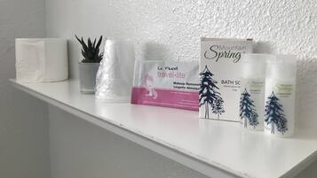 Triple Room | Bathroom | Combined shower/bathtub, free toiletries, towels