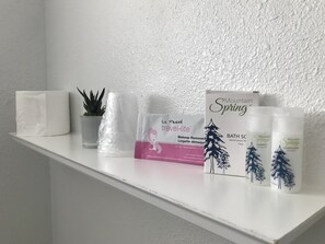 三人房 | 浴室 | 淋浴/浴缸二合一、免費盥洗用品、毛巾