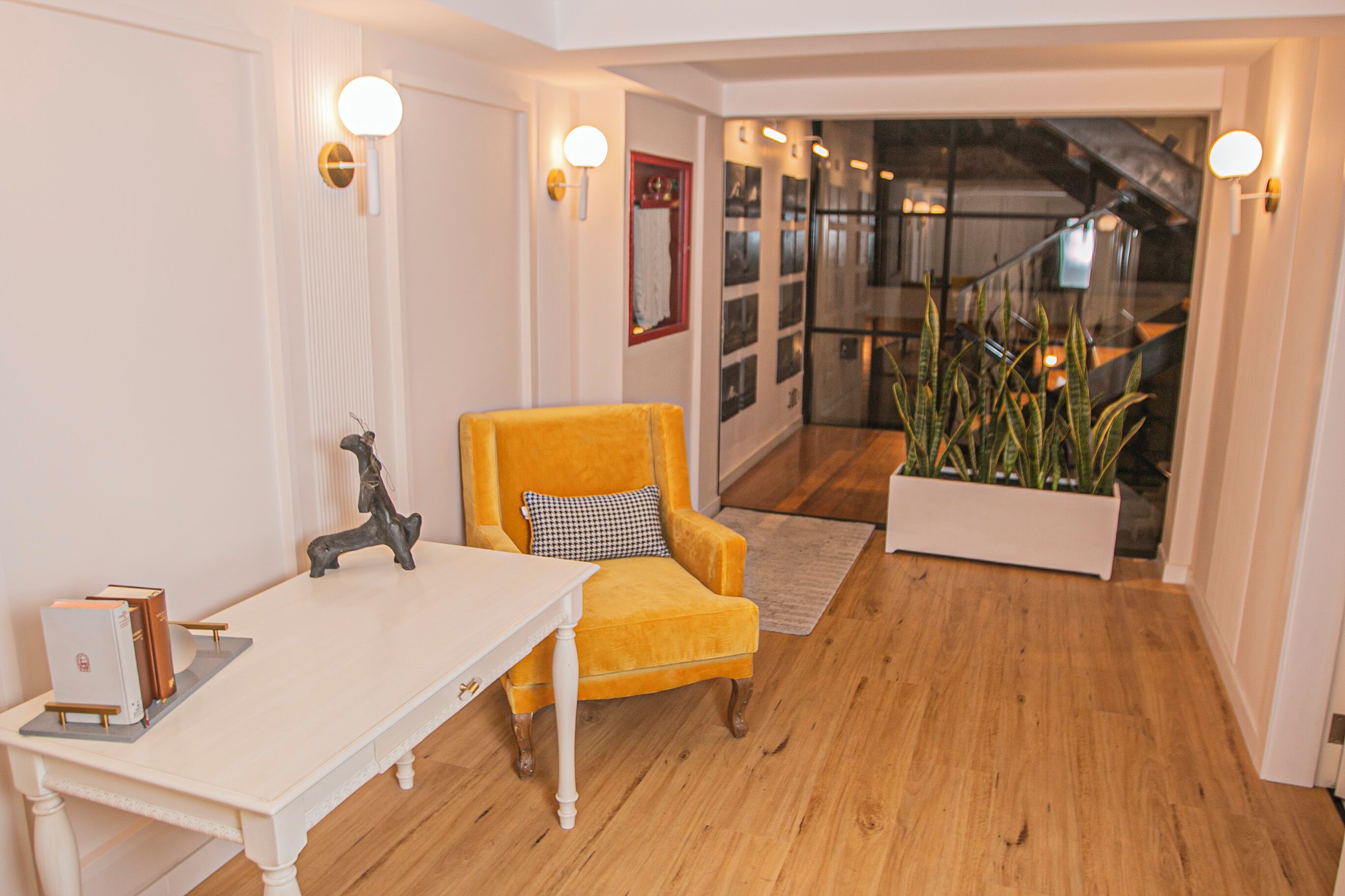 suite | living area | 42-inch lcd tv with satellite channels, tv