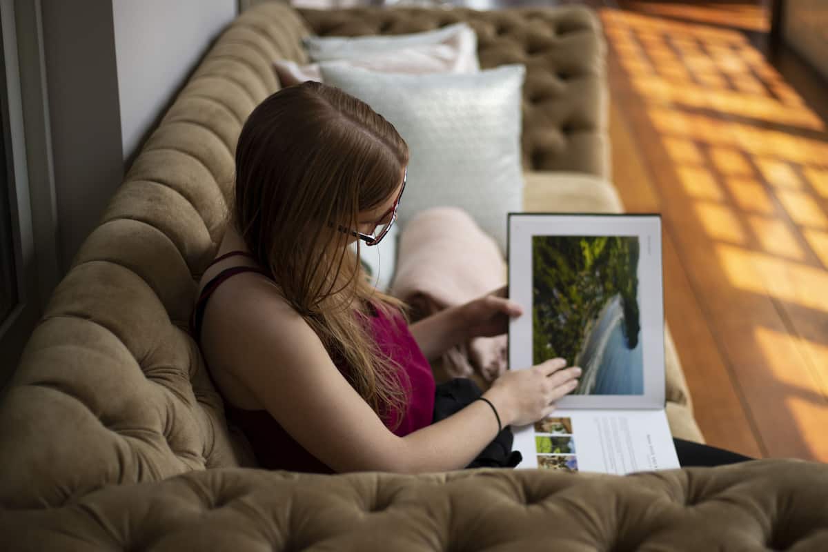 luxury twin room | living area | 42-inch lcd tv with satellite channels, tv