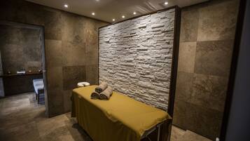 Hidroterapia, masajes con piedras calientes y tratamientos faciales
