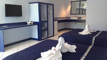 Suite, 2 grands lits, salle de bains privée, vue lagon | 1 chambre, fer et planche à repasser, draps fournis