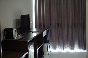 Habitación estándar con 2 camas individuales, 2 camas individuales, para no fumadores | Caja de seguridad en la habitación, escritorio y cortinas blackout 