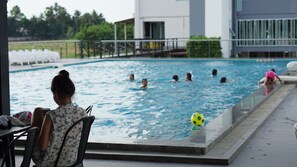 Outdoor pool, pool umbrellas, sun loungers - SR Residence Hotel (Phetchabun)