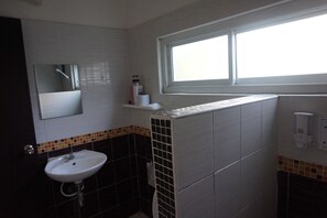 Dusche, kostenlose Toilettenartikel, Handtücher