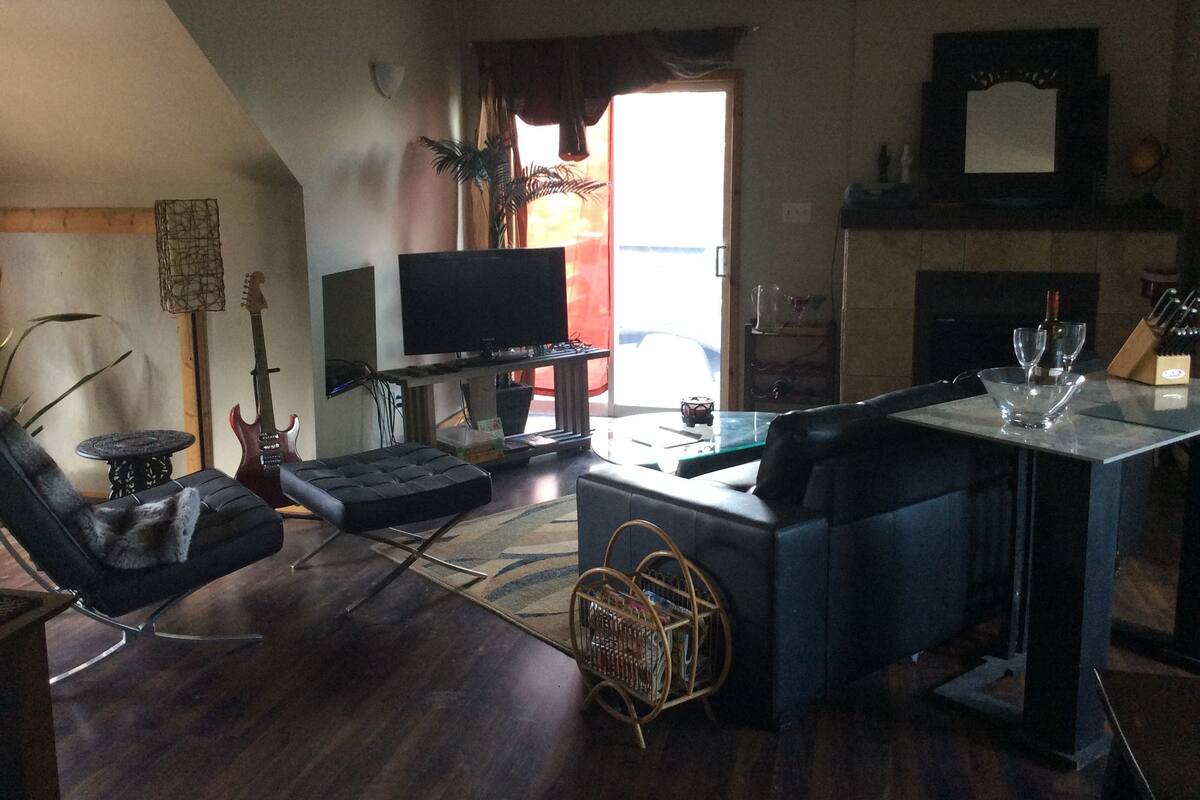 Rustic Guesthouse | Living area | Flat-screen TV, fireplace