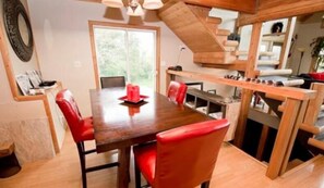 Chalet, 3 Schlafzimmer, Flussblick, Poolseite | Essbereich im Zimmer