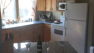 Rustic Guesthouse | Private kitchen | Full-size fridge, microwave, oven, stovetop