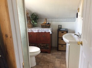 Rustic Guesthouse | 욕실 | 샤워 시설, 무료 세면용품, 타월
