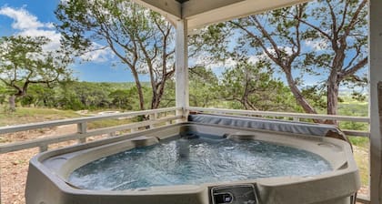 Recently Renovated, Secluded Spot for a romantic rendezvous! Hot Tub, Fire pit