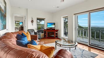 Televisie en een open haard