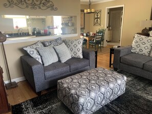 スマートテレビ、暖炉、書庫