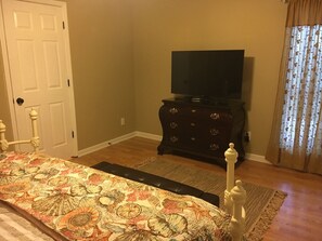 2 habitaciones, escritorio y tabla de planchar con plancha