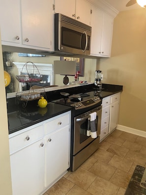 Frigorifero, microonde, forno, piano cottura