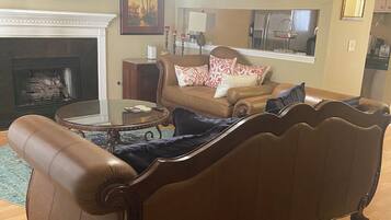 Smart TV, lareira, livros