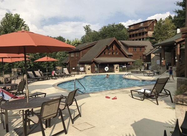 Piscine intérieure, piscine extérieure