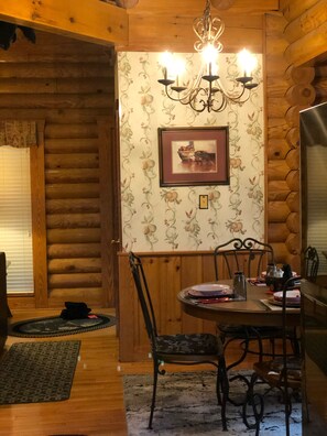 Dining - THE ONLY THING MISSING YOU!Hot tub,air hockey,pool,no animals no smoking sleep6 (Pigeon Forge)